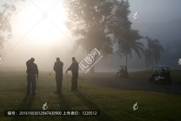 上午打高爾夫球
