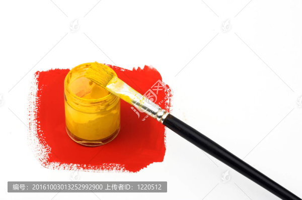 黃色油漆和刷子