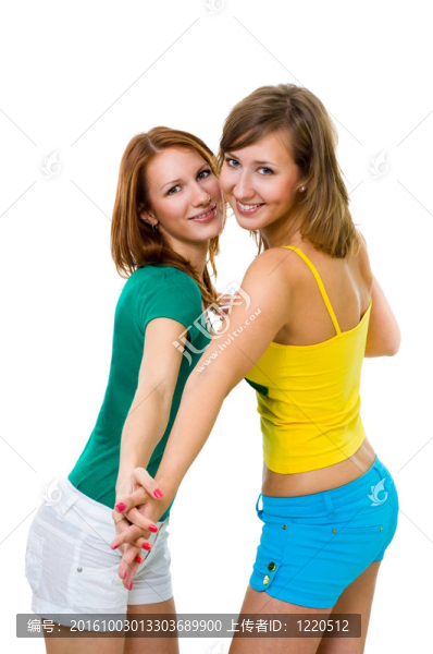 兩個女人的朋友握彼此的手