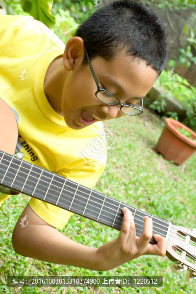小男孩彈吉他