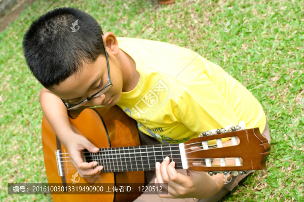 小男孩彈吉他