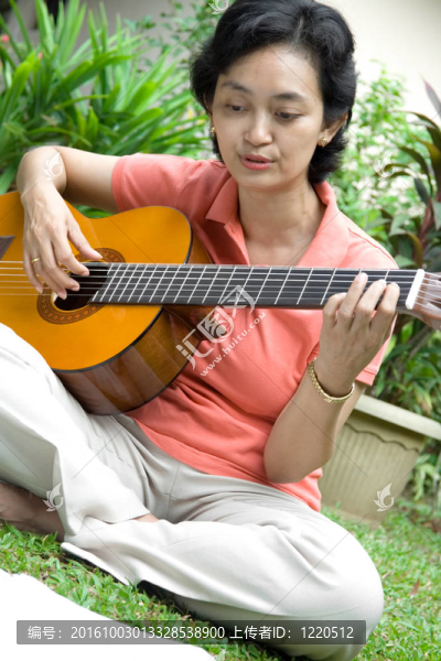 亞洲女人彈吉他
