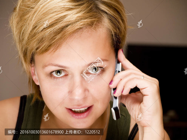 美麗的金發(fā)女人打電話