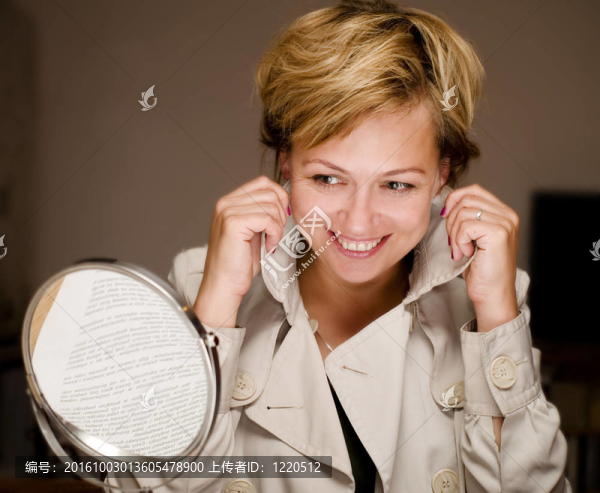 美麗的金發(fā)女人看著鏡子