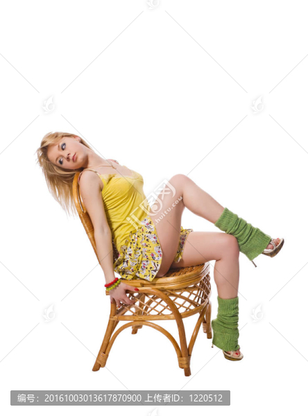 穿著白色背景的黃色連衣裙的漂亮脫衣舞娘