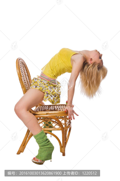 穿著白色背景的黃色連衣裙的漂亮脫衣舞娘
