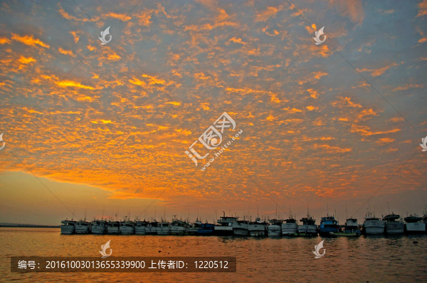 停泊在黃昏的船
