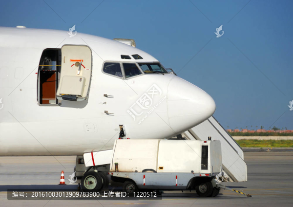 飛機(jī)在跑道上