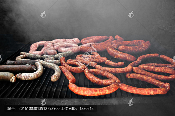 美味煙熏香腸。