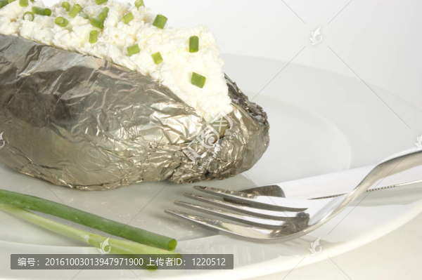 與豆腐奶酪和蒔蘿焗馬鈴薯
