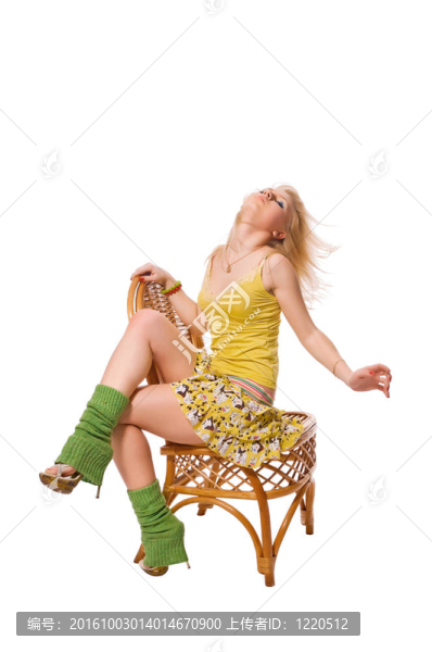 穿著白色背景的黃色連衣裙的漂亮脫衣舞娘