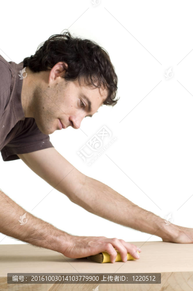 男人打磨木頭