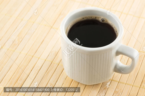 在竹墊上的咖啡杯。