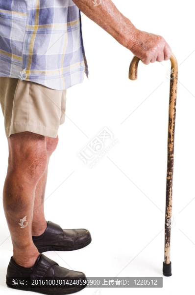 男子手持手杖