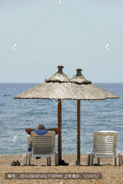 在海灘上放松