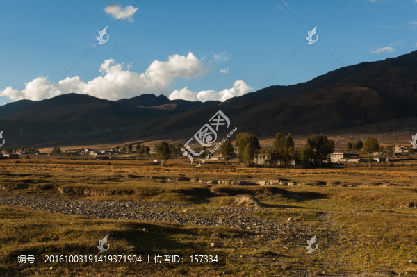 稻城龍古民俗村風光