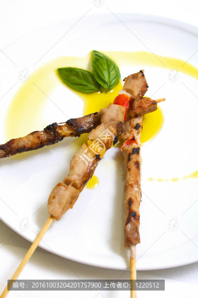 用橄欖油倒入肉串