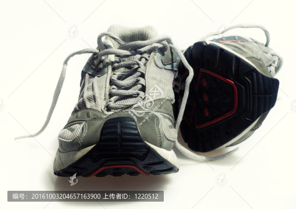 穿運(yùn)動(dòng)鞋，運(yùn)動(dòng)鞋