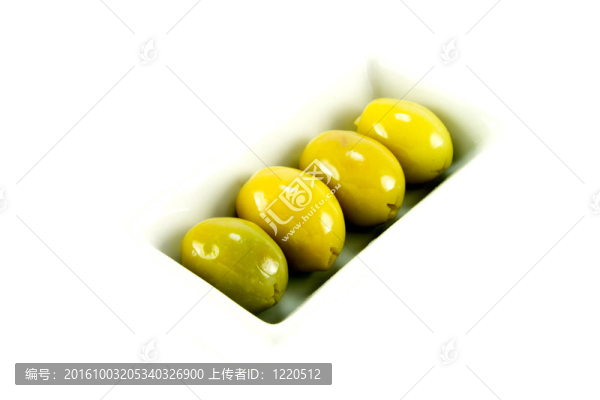 四個綠色的橄欖在一個盤子里