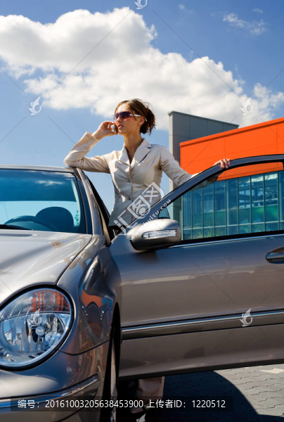 車里的年輕女人