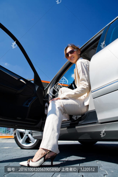 車里的年輕女人