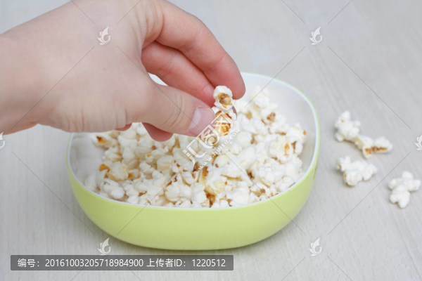 吃爆米花