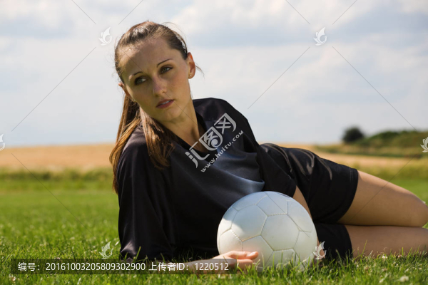 足球的女孩