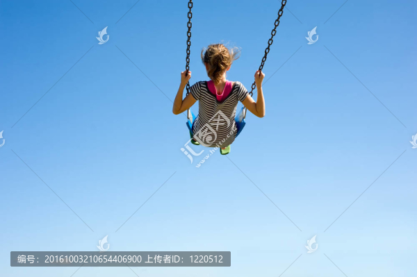 秋千上的年輕女孩