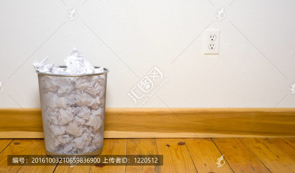 辦公垃圾桶在木地板上