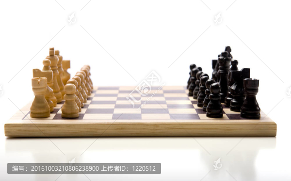 白色背景下的國(guó)際象棋