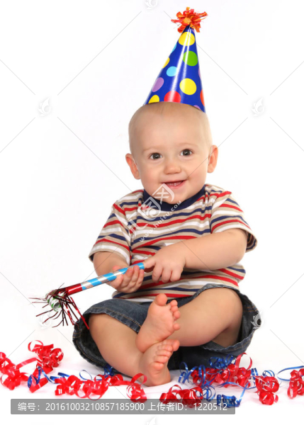 快樂(lè)微笑的小男孩慶祝他的生日