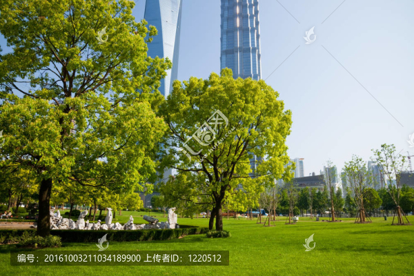 藍(lán)天背景下的現(xiàn)代建筑