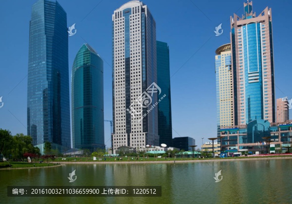 藍(lán)天背景下的現(xiàn)代建筑