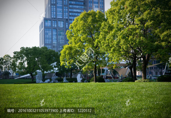 藍(lán)天背景下的現(xiàn)代建筑