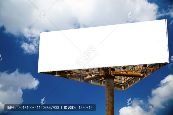 藍天背景下的廣告牌。
