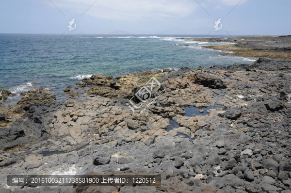 在富埃特文圖拉島海岸的火山黑石頭；西班牙加那利群島