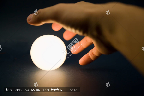 手觸摸一個(gè)明亮的球