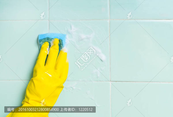 用海綿手洗浴室的墻壁