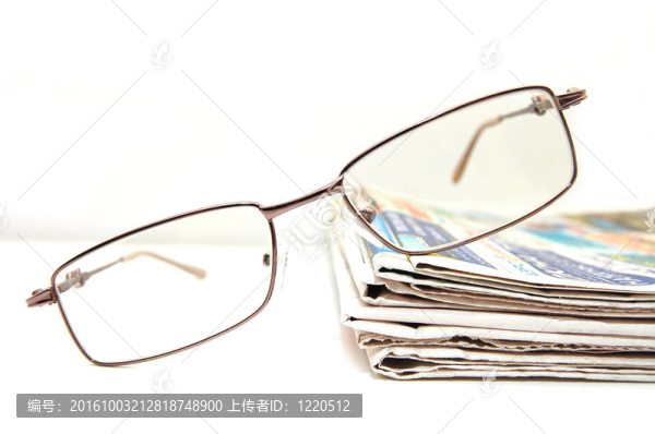桌上放著幾副眼鏡的新鮮報紙