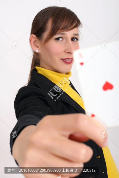 展示撲克牌的女人