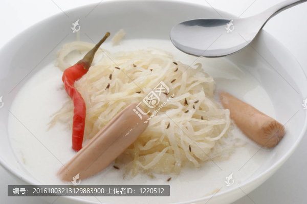 紅辣椒和香腸酸菜湯