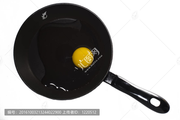生雞蛋在平底鍋