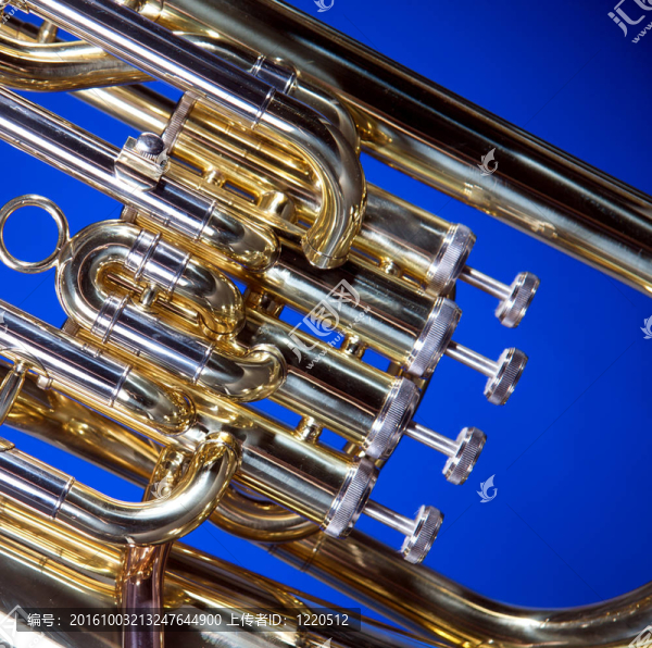 Tuba,Euphonium孤立在藍