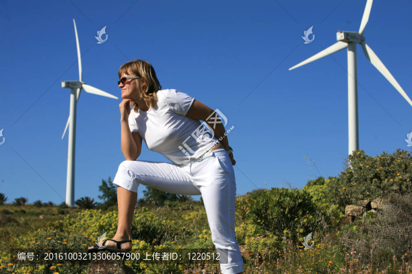 年輕的女人的夢想，關(guān)于未來的在風(fēng)力發(fā)電機的風(fēng)電場