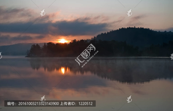 湖面上的日落