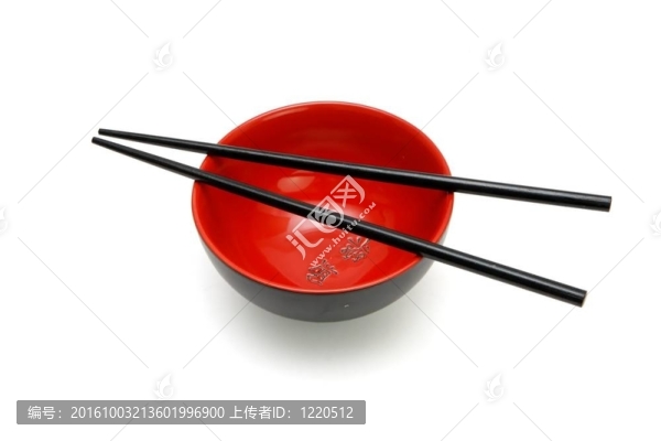筷子在紅色和黑色的日本碗孤立