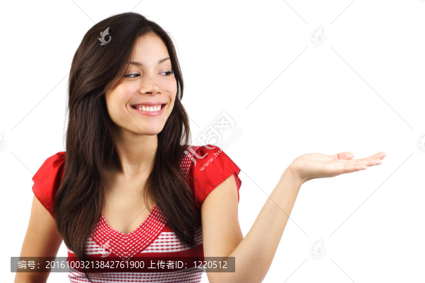 展示產(chǎn)品的女人
