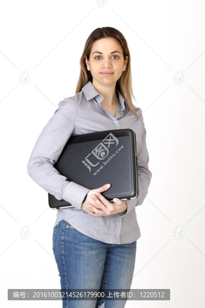 年輕女性筆記本電腦
