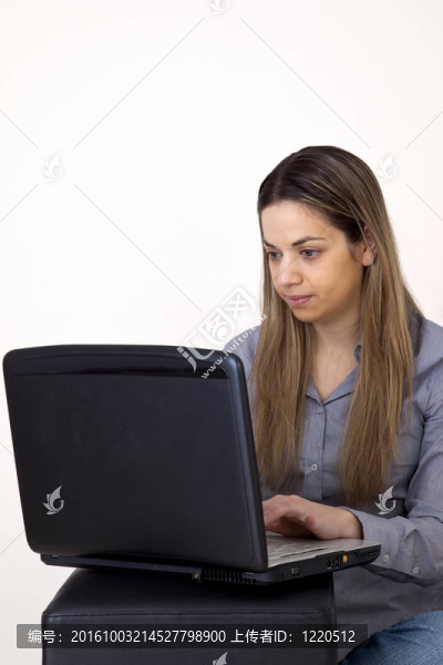年輕女性筆記本電腦