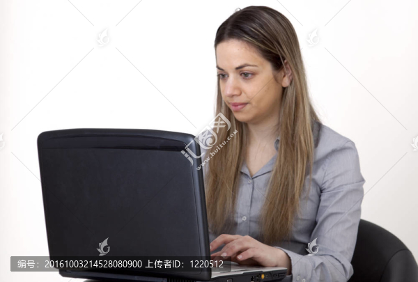 年輕女性筆記本電腦